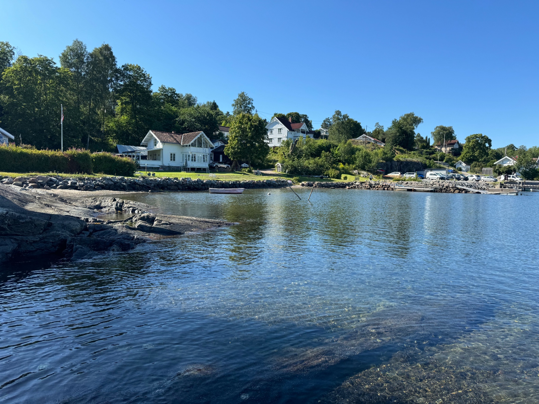 Snekkerstranda — utsikt over eiendommen og fjorden
